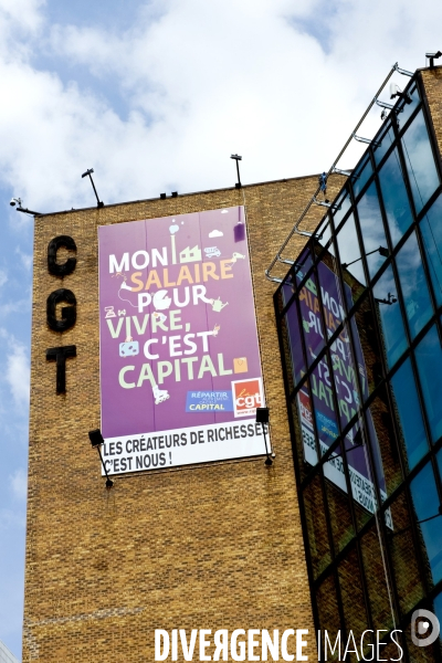 Illustration Juillet 2014..Une bandrole sur la facade du sege du syndicat CGT, a Montreuil. Mon salaire pour vivre,c est capital.Les createurs de richesses c est nous !