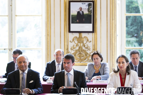 Manuel Valls reunit les ministres a Matignon.