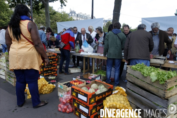 Les agriculteurs du MODEF vendent directement aux parisiens leur production de fruits et légumes