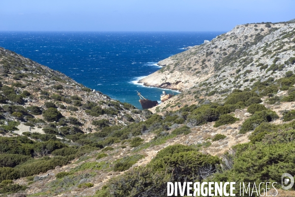 Grece. Ete 2014.Ile d Amorgos.Gréce.Dans l anse de Livéros,l épave du cargo L Olympia, célébre pour avoir été filmé par Luc Besson au début de son film le Grand Bleu.