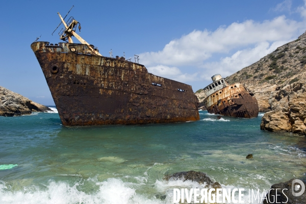 Grece. Ete 2014.Ile d Amorgos.Gréce.Dans l anse de Livéros,l épave du cargo L Olympia, célébre pour avoir été filmé par Luc Besson au début de son film le Grand Bleu.