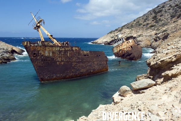 Grece. Ete 2014.Ile d Amorgos.Gréce.Dans l anse de Livéros,l épave du cargo L Olympia, célébre pour avoir été filmé par Luc Besson au début de son film le Grand Bleu.