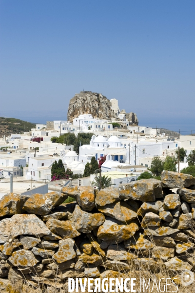Grece. Ete 2014.Amorgos.Le chef lieu de l ile aux maisons chaulees de blanc, typique des Cyclades, surmonte d un rocher et de son Kastro.