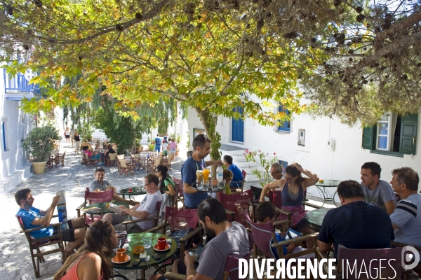 Grece. Ete 2014.Ile d Amorgos.Hora.Gréce.Grecs et touristes se retrouvent aux  cafés de la place centrale du village.