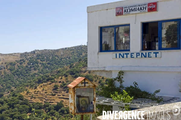 Grece. Ete 2014.Contaste entre la tradition des petites chapelles votives le long des routes grecques  et la modernite avec l acces à internet dans ce village de montagne;