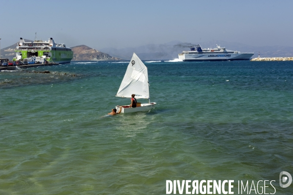 Grece. Ete 2014.Ecole de voile a Naxos avec un moniteur qui n hésite pas à se jeter à l eau !.