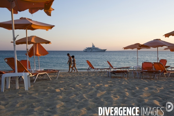 Naxos.Grece. Ete 2014.Un couple se promène en fin de journee sur la plage de Plaka.