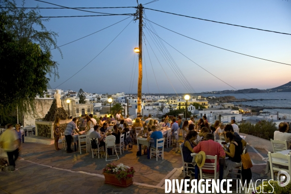 Grece. Ete 2014.Des touriste dinent en terrasse d un restaurant sur les hauteurs de la ville de Naxos