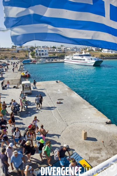 Grece. Ete 2014..Escale du ferry Express Skopelitis dans une des iles des petites Cyclades