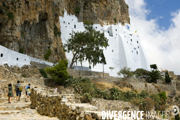 Grece. Ete 2014.Amorgos.Grece.Le monastere Panagia Chozoviotissa tout chaule de blanc; haut lieu sacre de l archipel,il semble une petite tache blanche ecrasee sur la falaise aux teintes ocres