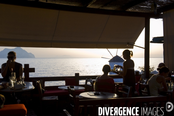 Grece. Ete 2014.Ouzo time a Amorgos ! C est l  heure de l aperitif, au coucher du soleil sur la mer Egee.