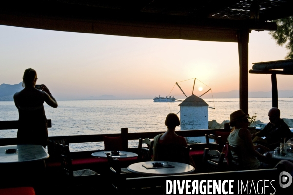 Grece. Ete 2014..Ile d Amorgos.Eghiali..Ouzo time ! C est l  heure de l aperitif,au coucher du soleil sur la mer Egee.