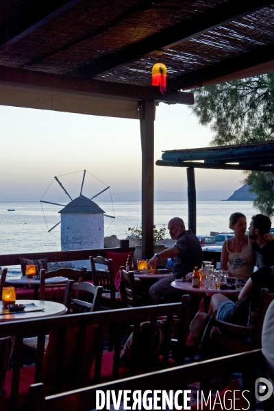 Grece. Ete 2014..Ile d Amorgos.Eghiali..Ouzo time ! C est l  heure de l aperitif,au coucher du soleil sur la mer Egee.