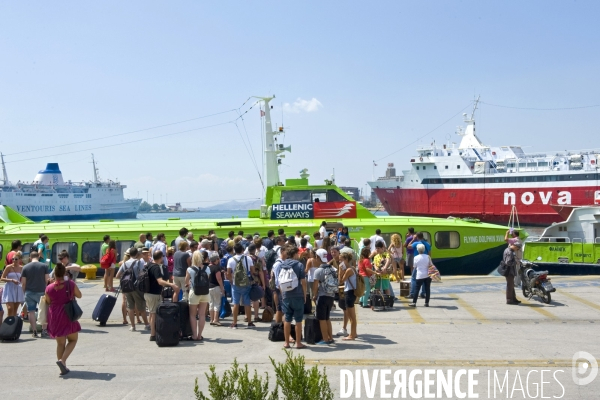 Grece. Ete 2014.Le Piree.Des passagers attendent pour l embarquement sur un Flying Dolphin, hydroptere de la compagnie Hellenic Seaways,