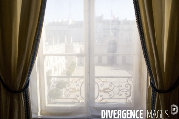 François hollande dans son bureau de l elysee