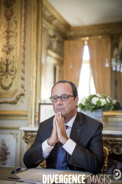 François hollande dans son bureau de l elysee