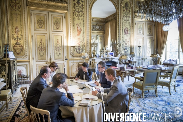 François hollande dans son bureau de l elysee