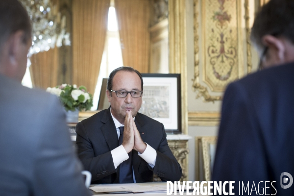 François hollande dans son bureau de l elysee