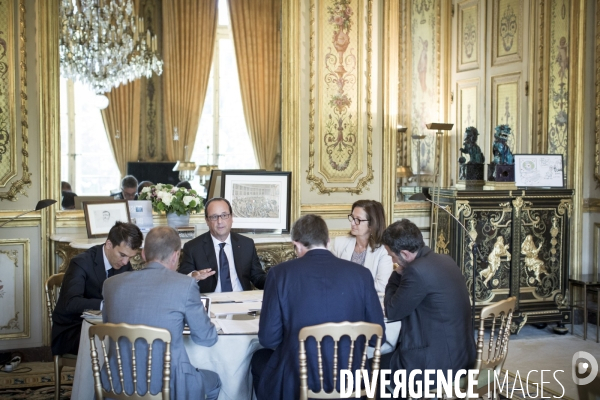 François hollande dans son bureau de l elysee