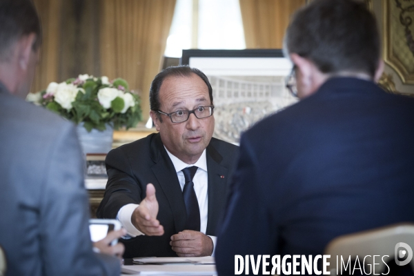 François hollande dans son bureau de l elysee