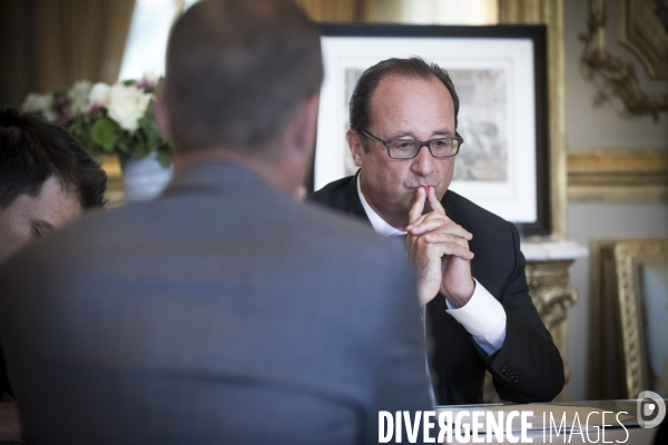 François hollande dans son bureau de l elysee