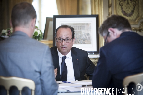 François hollande dans son bureau de l elysee