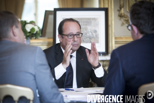 François hollande dans son bureau de l elysee