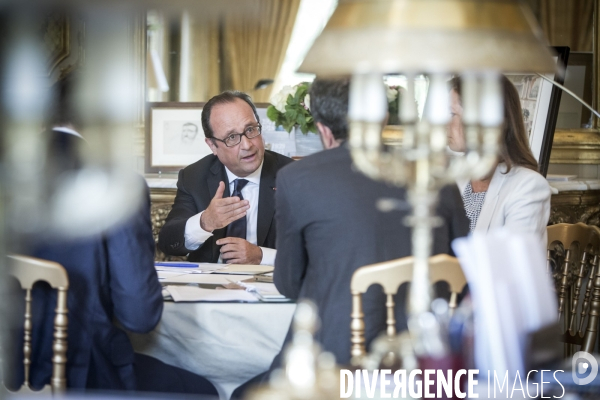 François hollande dans son bureau de l elysee