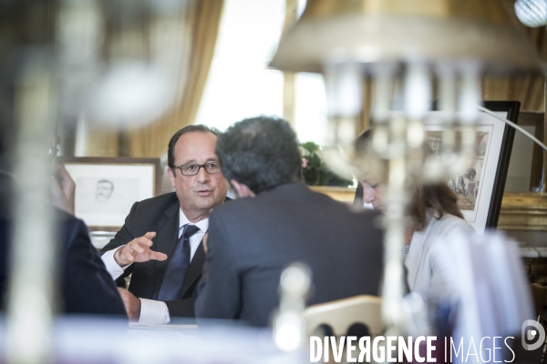 François hollande dans son bureau de l elysee