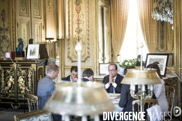 François hollande dans son bureau de l elysee