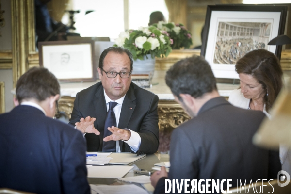 François hollande dans son bureau de l elysee