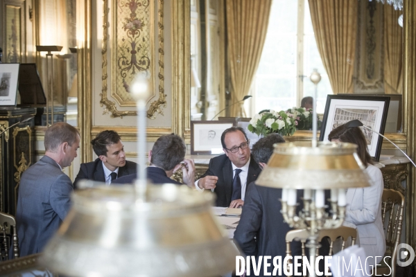 François hollande dans son bureau de l elysee