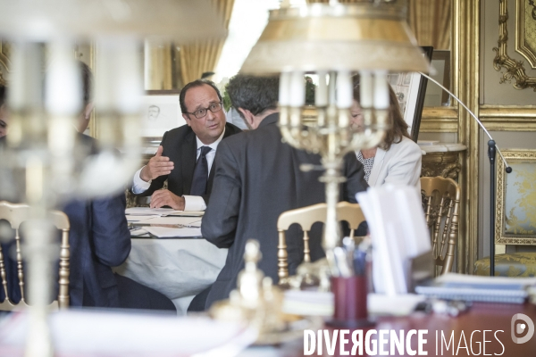 François hollande dans son bureau de l elysee