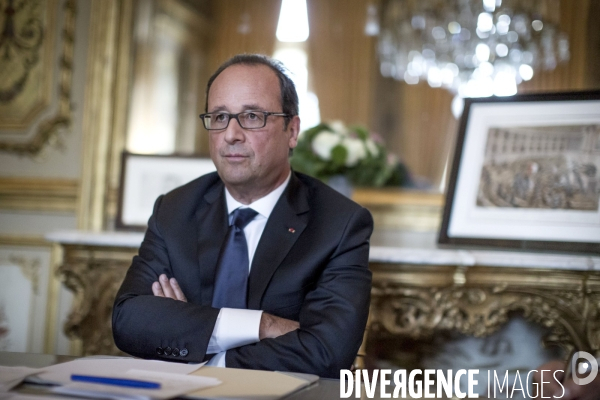 François hollande dans son bureau de l elysee