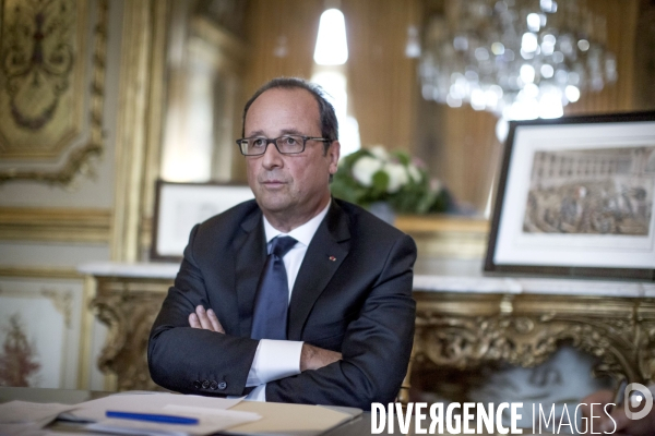 François hollande dans son bureau de l elysee