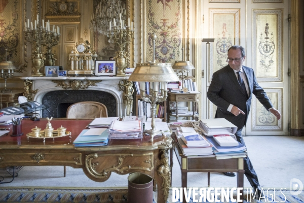 François hollande dans son bureau de l elysee