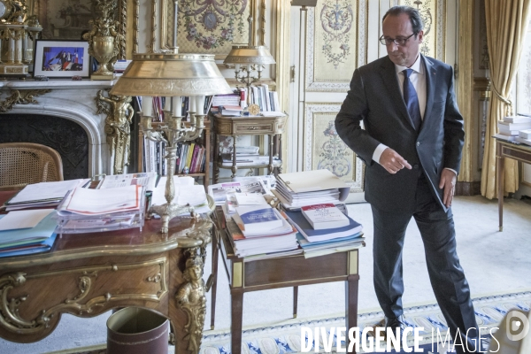 François hollande dans son bureau de l elysee