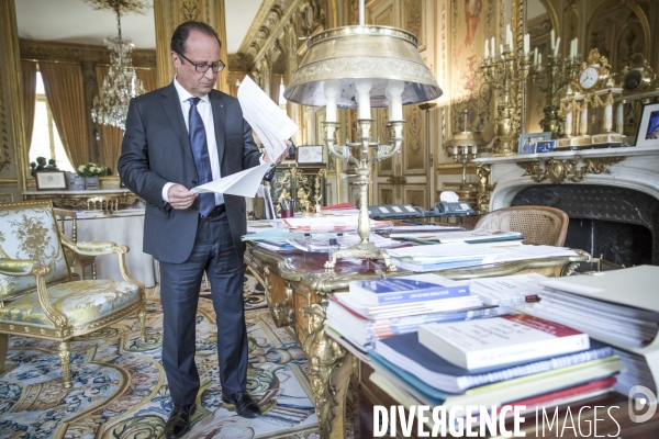 François hollande dans son bureau de l elysee