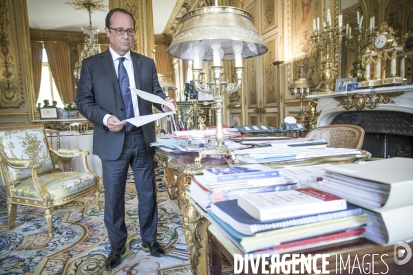 François hollande dans son bureau de l elysee