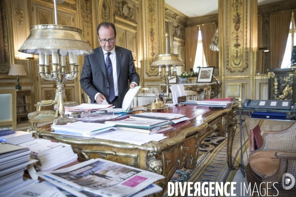 François hollande dans son bureau de l elysee