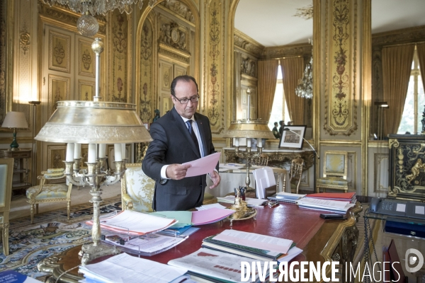 François hollande dans son bureau de l elysee