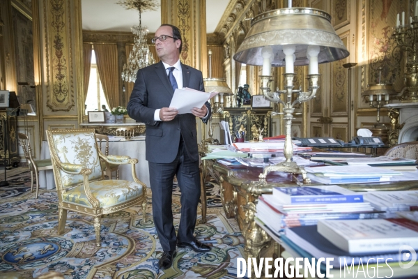 François hollande dans son bureau de l elysee