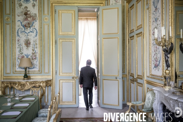 François hollande dans son bureau de l elysee