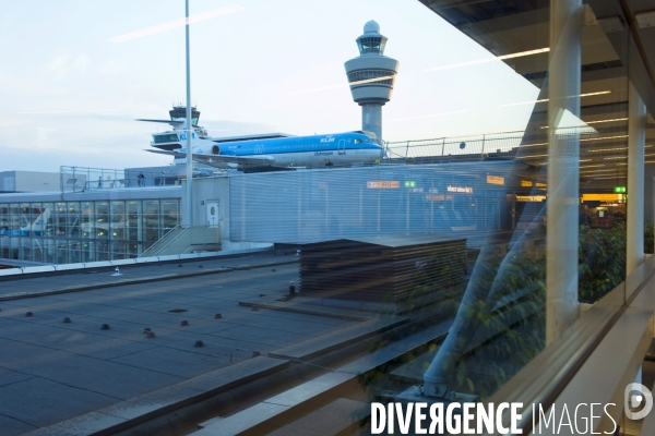 Aeroport de Schipol Amsterdam.Un avion de la compagnie KLM sur le toit terrasse fait partie des attractions de l aerorport car il se visite.