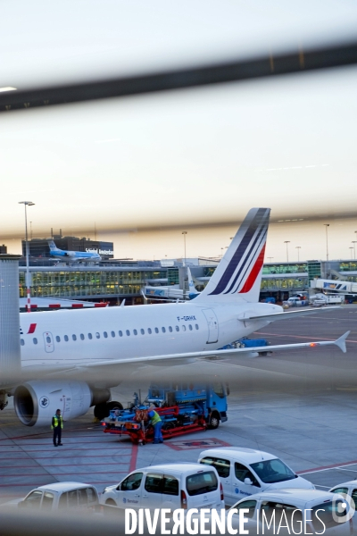 Aeroport de Schipol Amsterdam.Un avion de la compagnie francaise Air France arrive à un satellite de l aeroport de Schipol.