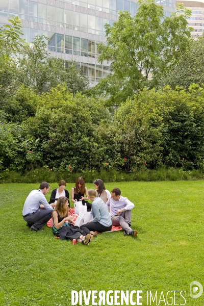 Illustration Août 2014. La nature dans la ville.Dejeuner sur l herbe avec un  pic nic de salaries au pied d un immeuble de bureaux à la Defense dans le square Jacques Cartier.