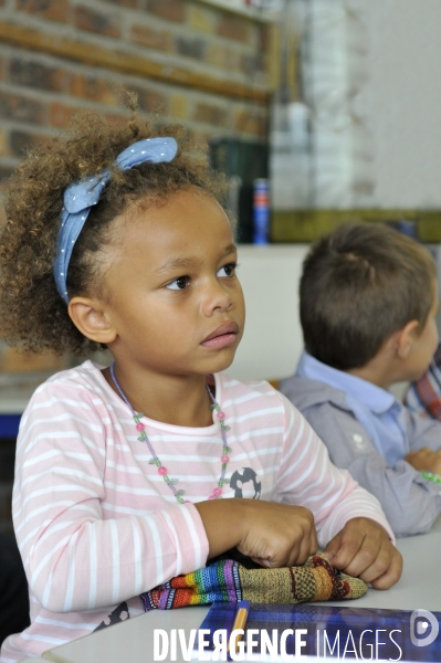 Scolarité : rentrée des classes et portraits d élèves. Education: Back to School and student portraits