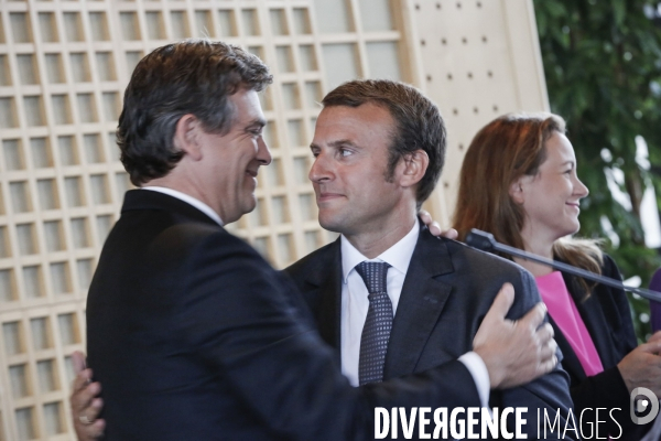 Arnaud Montebourg et Emmanuel Macron , passation de pouvoir