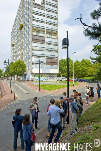 Balade urbaine et artistique à la Cite des 4000 a la Courneuve.Halte devant l immeuble le Petit Debussy  dont les fenetres sont obstruees par des panneaux electoraux.Il ne reste plus que 30 habitants dans cette tour.