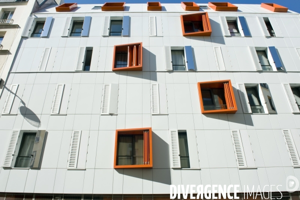 Un immeuble a energie positive de 17 logements sociaux.Du fait de l etroitesse de la rue, les miroirs sur la facade permettent de ramener de la lumiere du jour vers l intérieur.